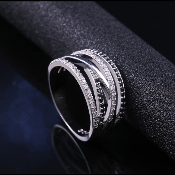 925 SS Black & White Sapphire Twist Ring - Picture 4 of 6